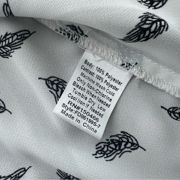 White and Black Feather Patterned Women's V-Neck Short Sleeve Blouse Sz M - Picture 6 of 9
